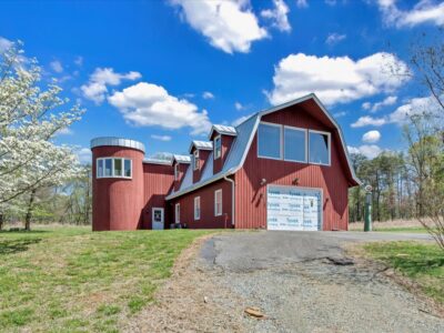 BEAUTIFUL SMITH MOUNTAIN LAKE BARN! ONCE IN A LIFETIME PROPERTY!