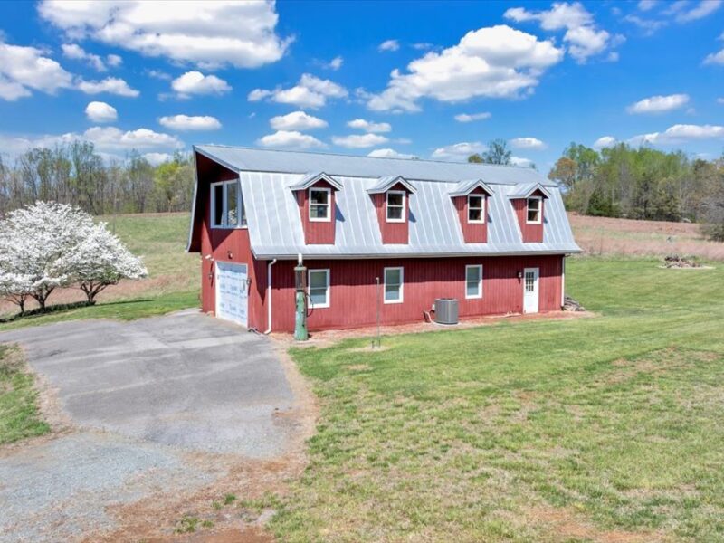 BEAUTIFUL SMITH MOUNTAIN LAKE BARN! ONCE IN A LIFETIME PROPERTY!