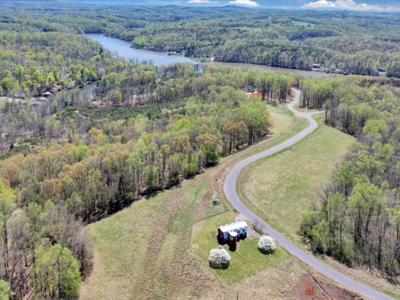 BEAUTIFUL SMITH MOUNTAIN LAKE BARN! ONCE IN A LIFETIME PROPERTY!