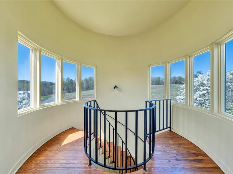BEAUTIFUL SMITH MOUNTAIN LAKE BARN! ONCE IN A LIFETIME PROPERTY!