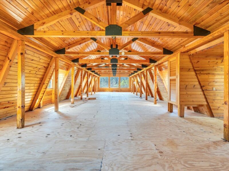 BEAUTIFUL SMITH MOUNTAIN LAKE BARN! ONCE IN A LIFETIME PROPERTY!