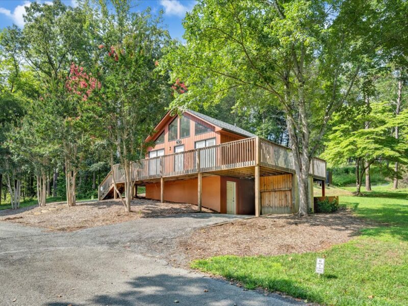 BEAUTIFUL SMITH MOUNTAIN LAKE BARN! ONCE IN A LIFETIME PROPERTY!